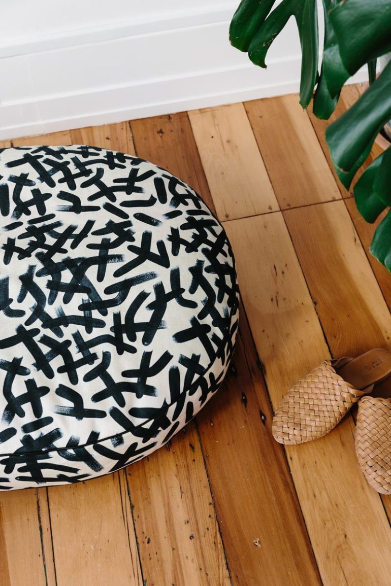 Nice-Digs-Brushstrokes-Dog-Bed_02